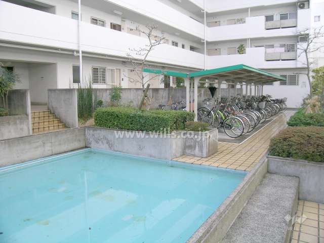 プールと駐輪場