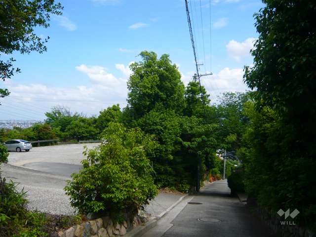 周辺は第一種低層住居専用地域に指定された高台の住宅地。緑豊かです。