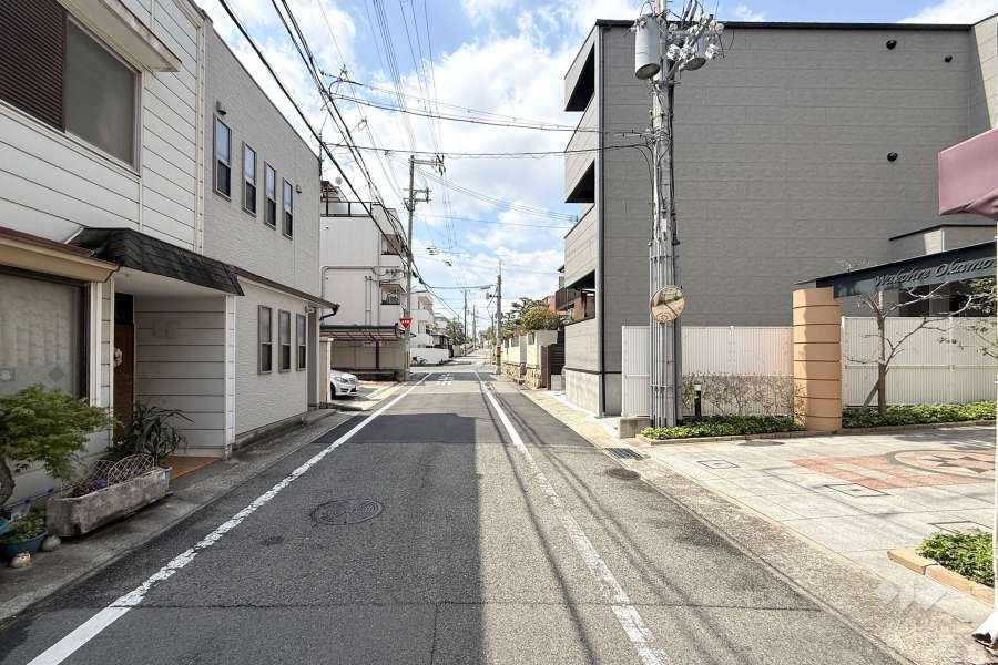 敷地南側の前面道路（東側から）