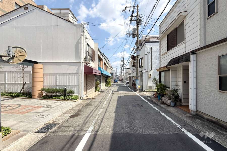 敷地南側の前面道路（西側から）