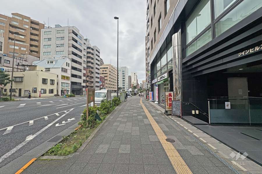 北東側前面道路は春日通りです（北西側から）。