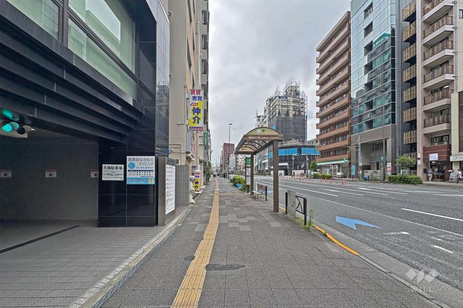 北東側前面道路（南東側から）