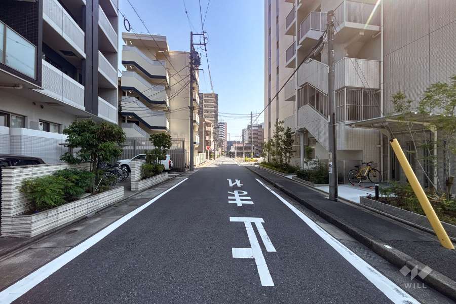 敷地北側の前面道路(鍋屋町通り)