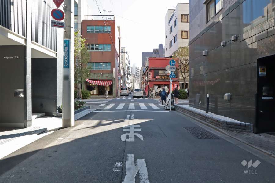 南西側の前面道路（北西側から）