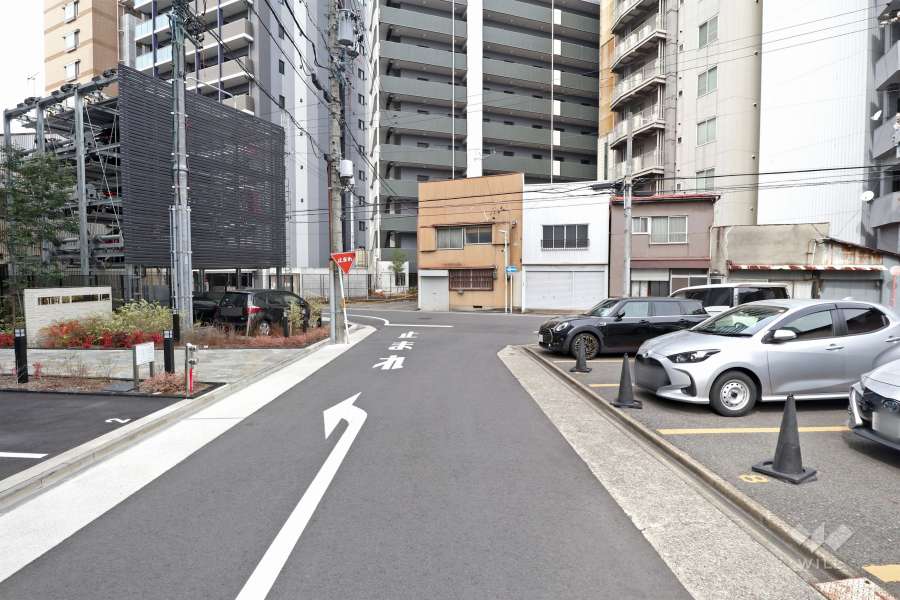 敷地北側の前面道路（東側から）