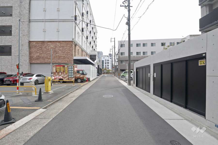 敷地北側の前面道路（西側から）