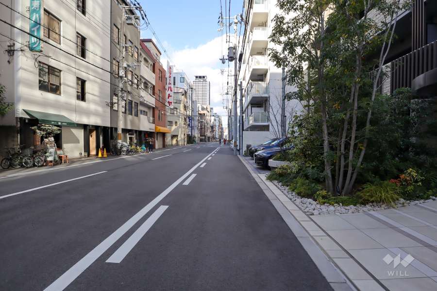 敷地西側の前面道路(南側から)