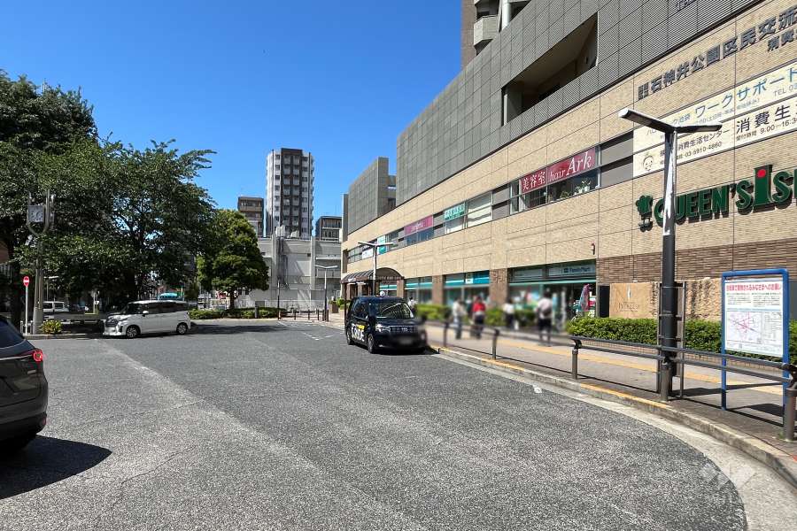 敷地西側の前面道路
