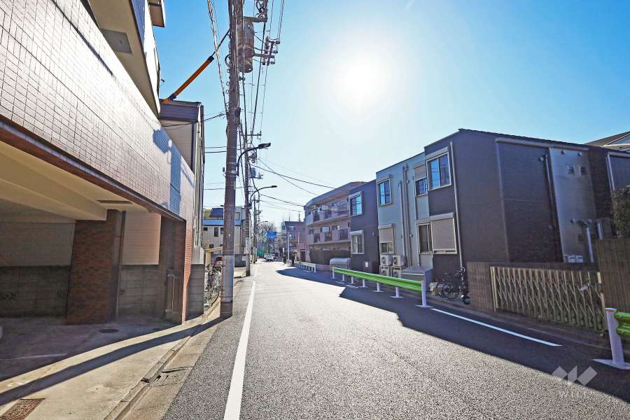 敷地西側の前面道路（北側から）
