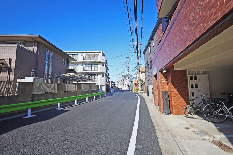 敷地西側の前面道路（南側から）
