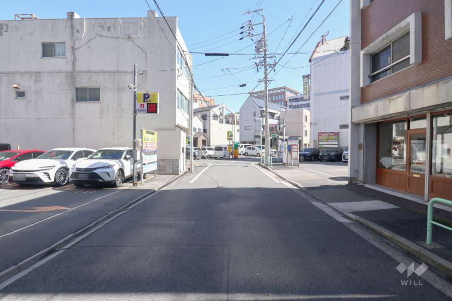 敷地北側の前面道路（西側から）