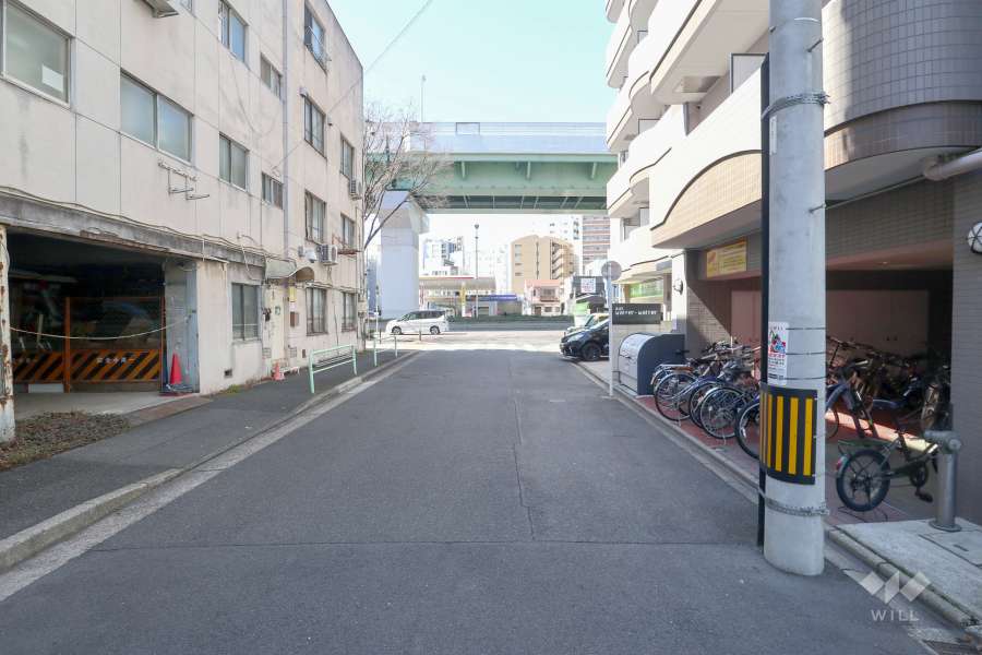 敷地北側の前面道路（東側から）
