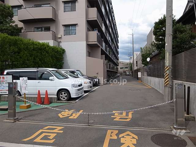 敷地内駐車場（ロボットゲート付き）