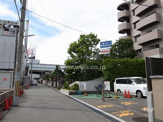 敷地南側の前面道路。少し西へ行くと阪神高速池田線が走っています。