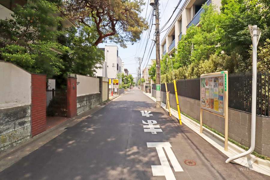 敷地西側の前面道路(南側から)