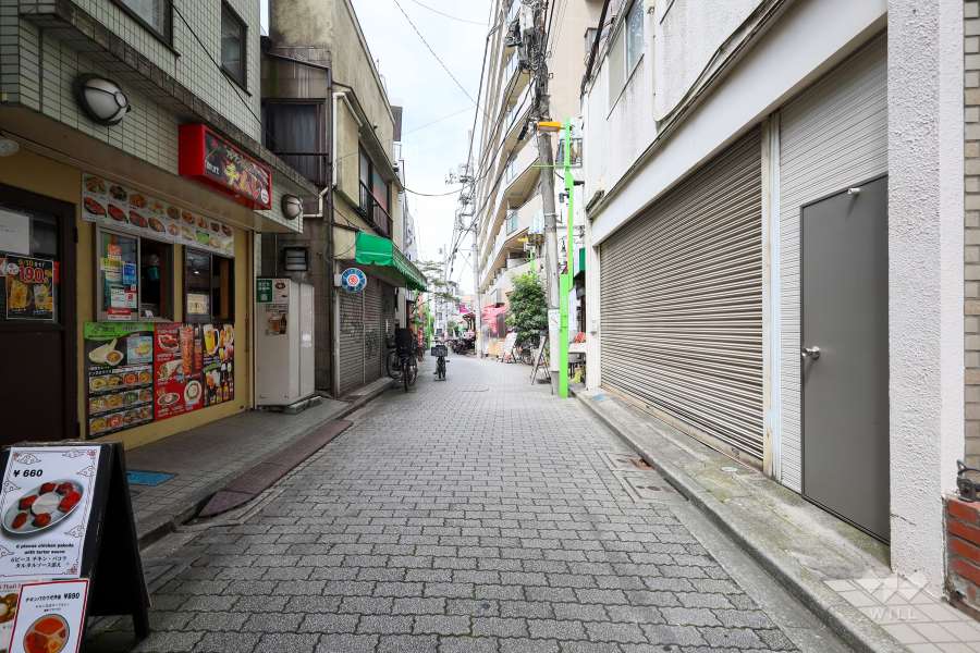 敷地西側の前面道路