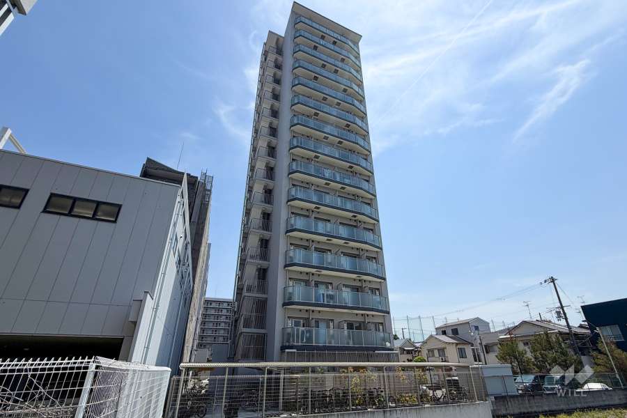 エスリード江坂セントラムの外観（西側から）