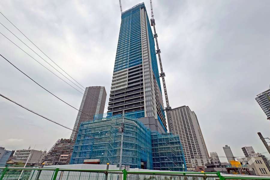 プラウドタワー池袋の外観（南東側から）※建築中2026年4月現在（2027年2月中旬竣工予定）