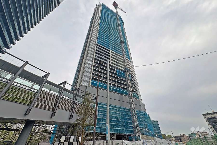 プラウドタワー池袋の外観（北西側から）※建築中2026年4月現在（2027年2月中旬竣工予定）