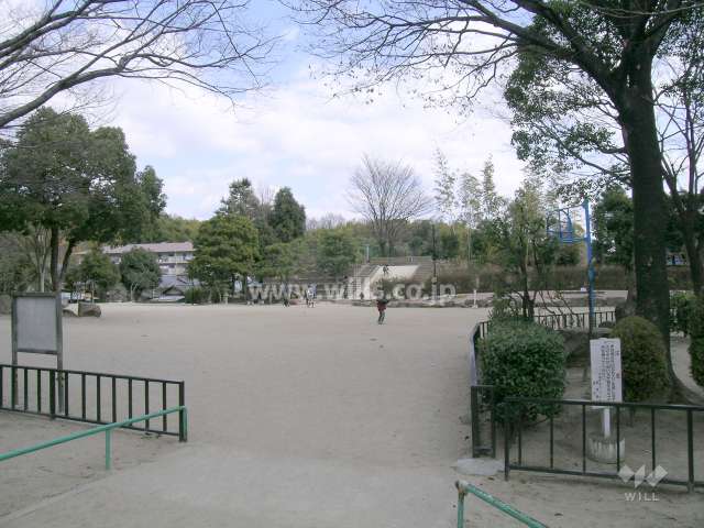 敷地内の広々とした公園