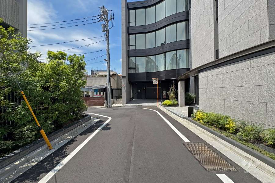 敷地西側の前面道路（南側から）