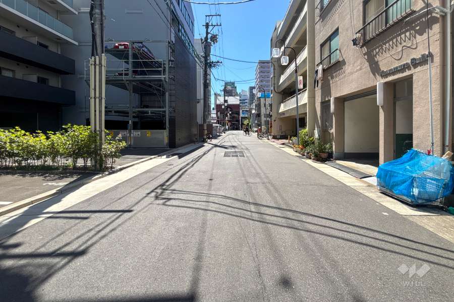 敷地南側の前面道路(南小川瓦町線)