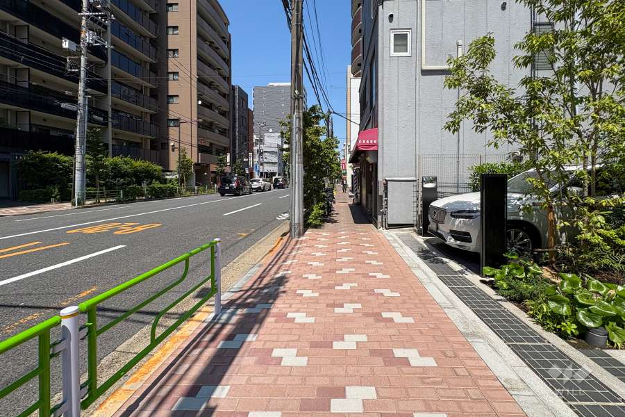 敷地北西側の前面道路（南西側から）