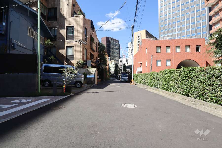 敷地東側の前面道路（南側から）