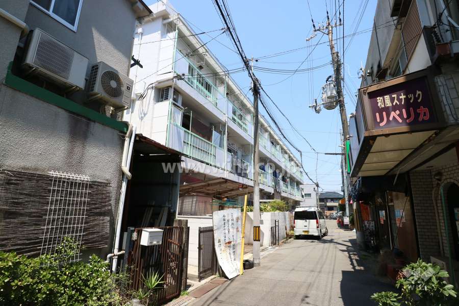 あけみマンションの外観（南東側より）