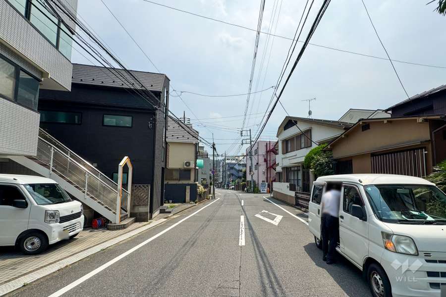 敷地西側の前面道路（北側から）