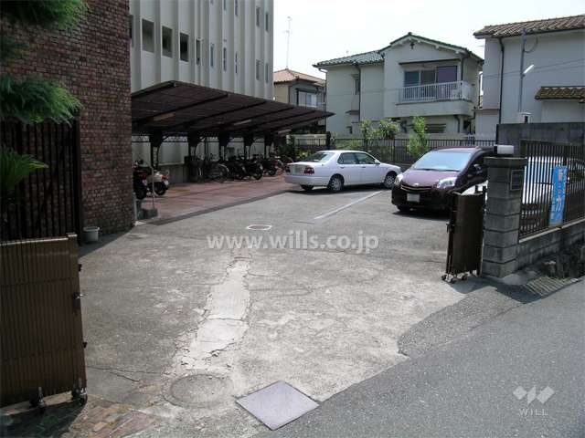 敷地内駐車場と駐輪場