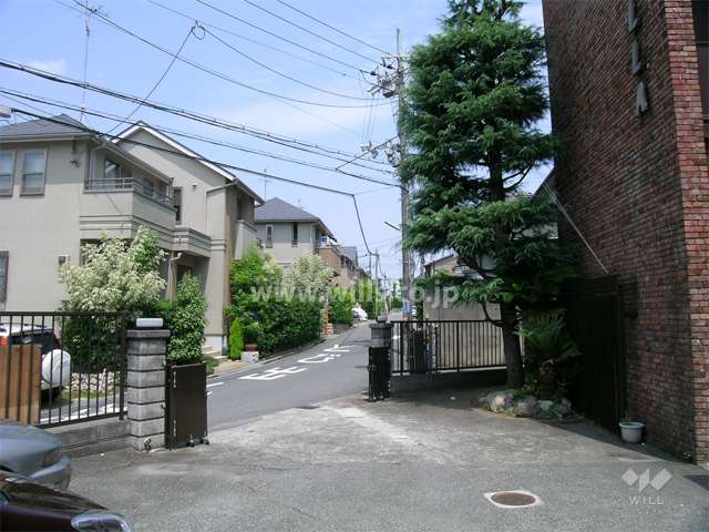 周辺は一戸建てが中心に建ち並ぶ住宅地。