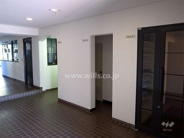 エントランスホールには共用ポストの他、トイレと集会室もあります。