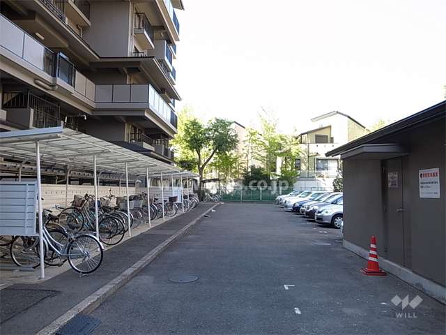 敷地内の駐車場と駐輪場