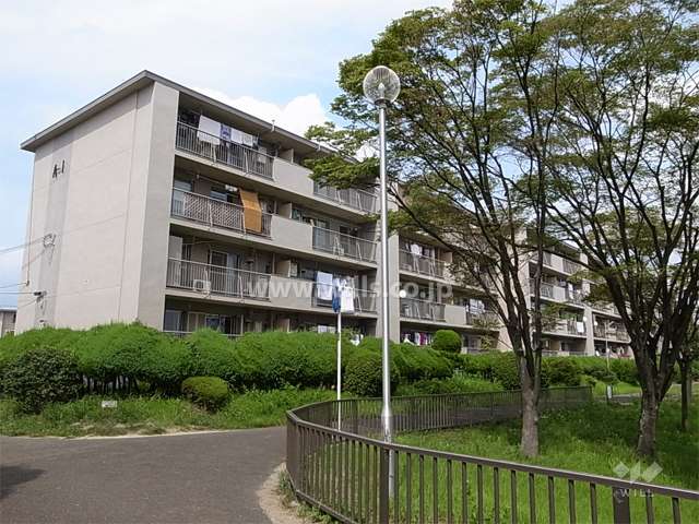 府公社新千里北町団地A-1棟の外観（南西側から）