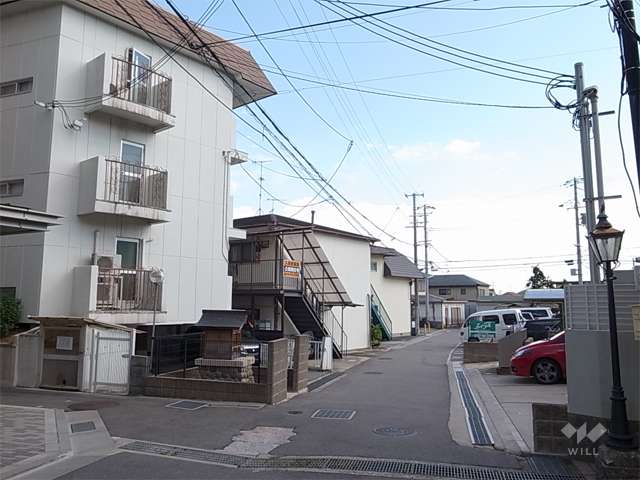 周辺はマンションと一戸建てが混在する静かな住宅地です。