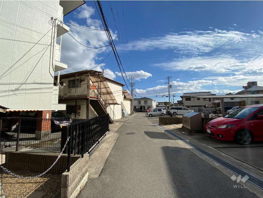 敷地西側の前面道路