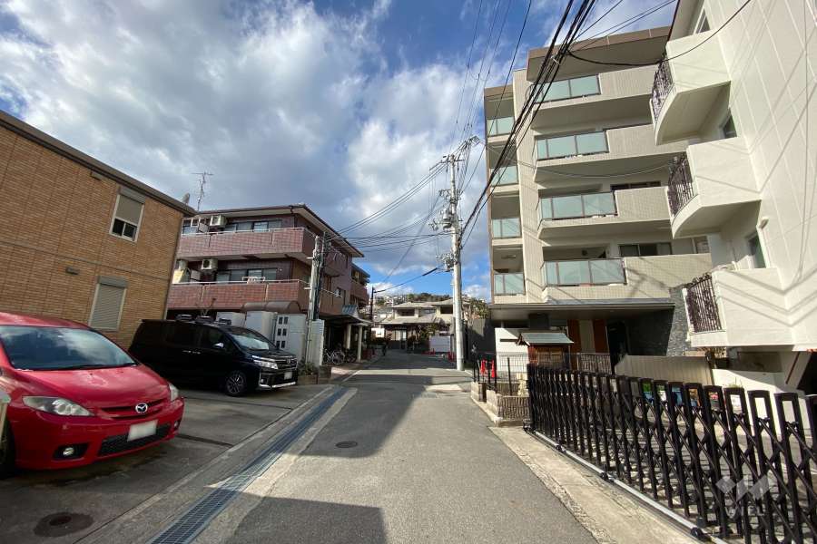 敷地西側の前面道路