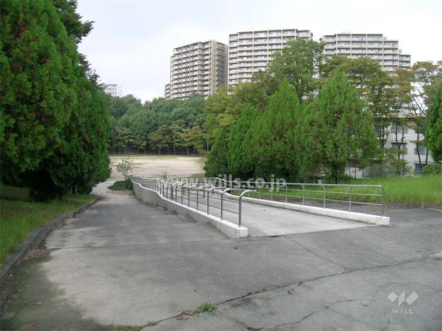 敷地の西側には『千里東町公園』が広がっています。