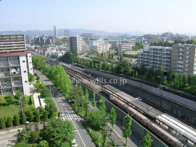 敷地の東側には新御堂筋が走っています。