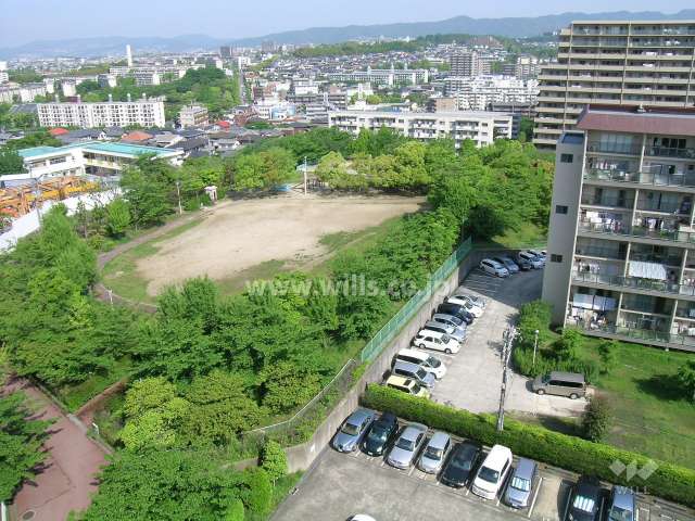 敷地の西側には『つばき公園』があります。