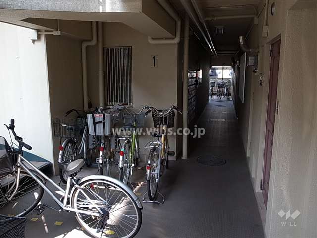 共用ポストと共用廊下