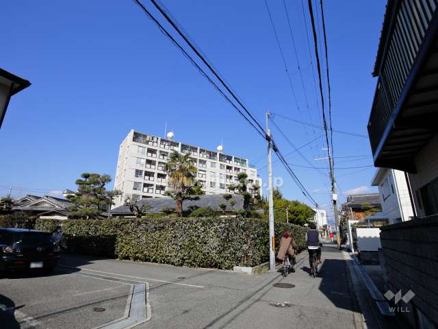 敷地の南東側には一戸建て街が広がっています。