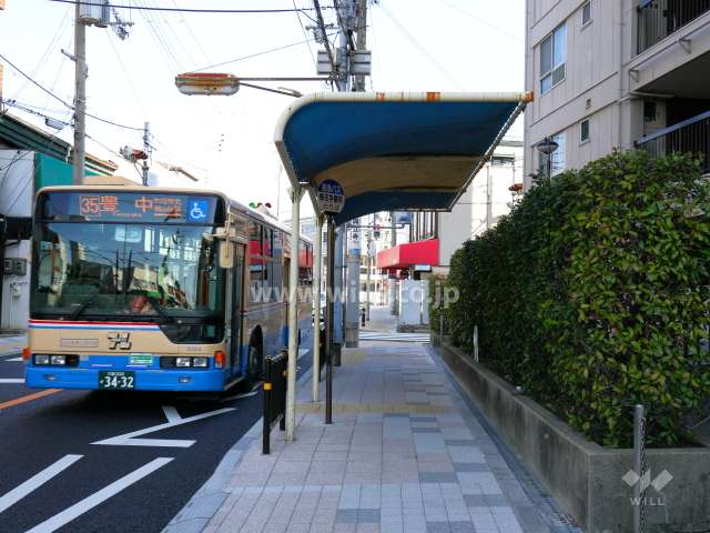 目の前にバス停があります。