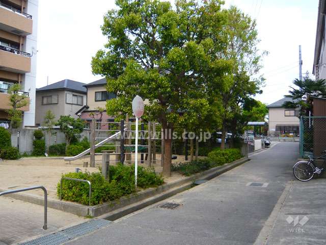 敷地に隣接して小さな公園があります。