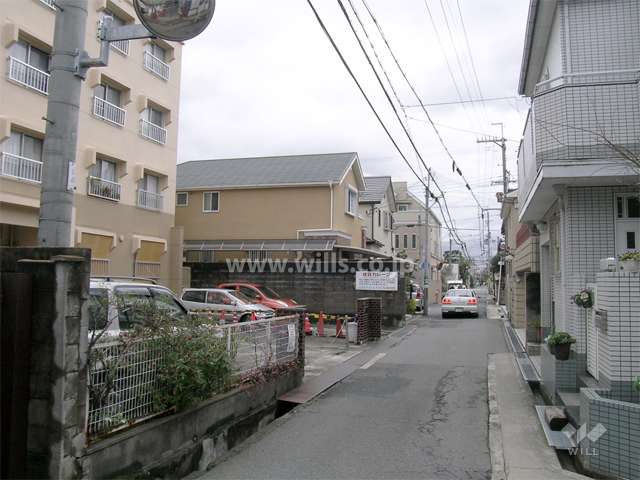 周辺は一戸建てとマンションが混在する静かな住宅地です