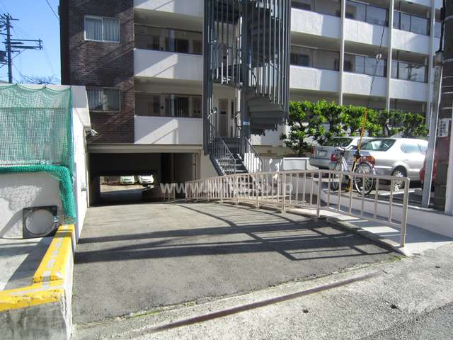 敷地東側の駐車場へのアプローチ