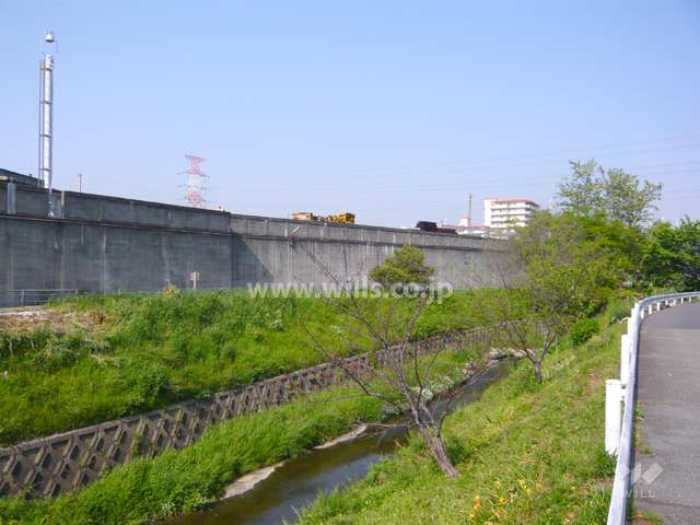すぐ北側を最明寺川が流れています
