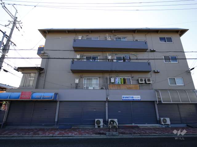 曽根南ハイツの外観（北側から）　1階には店舗が入っています。