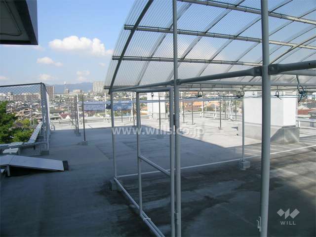 屋上にある洗濯物干場